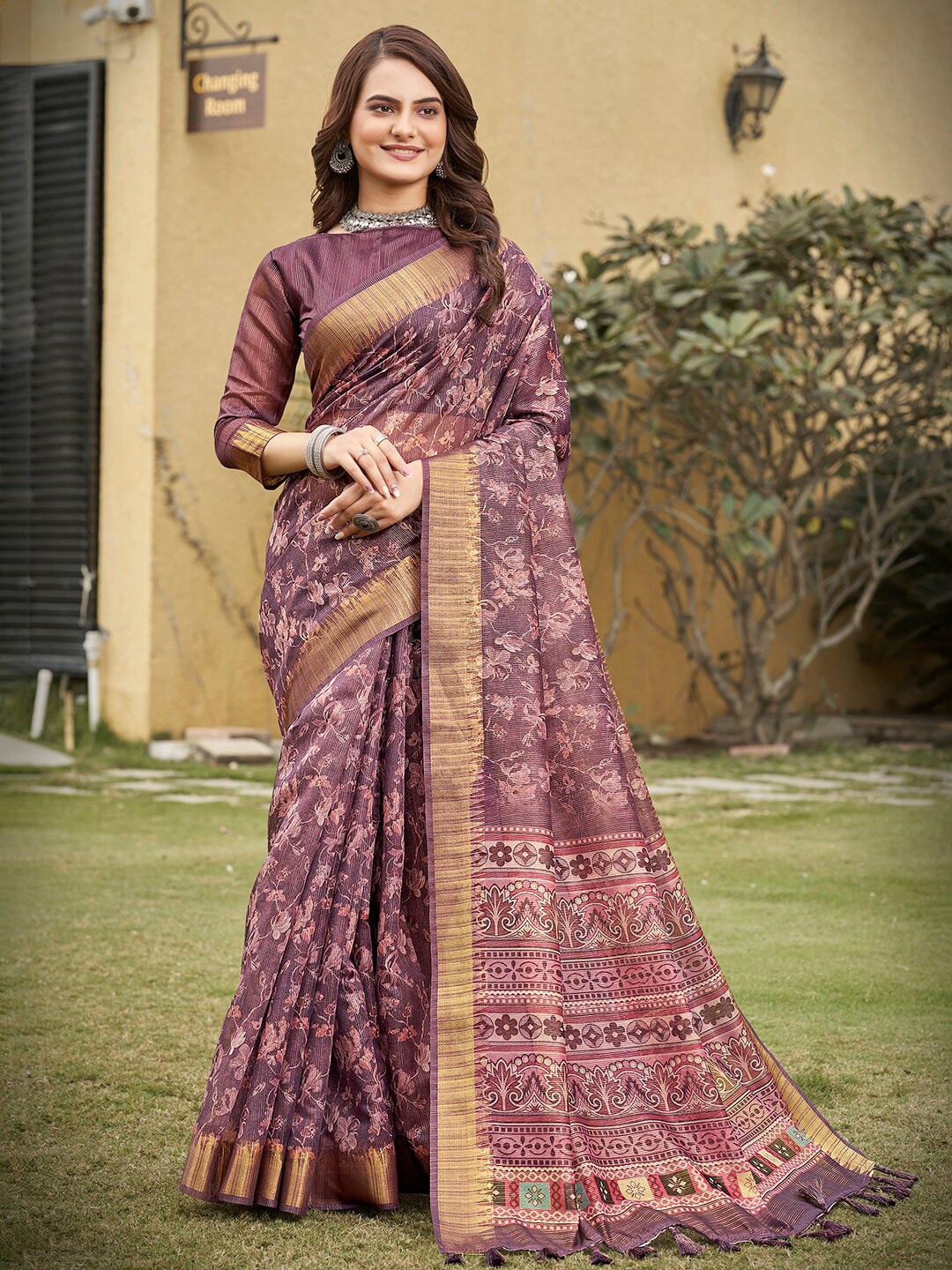 

Vishudh Floral Printed Zari Saree, Burgundy