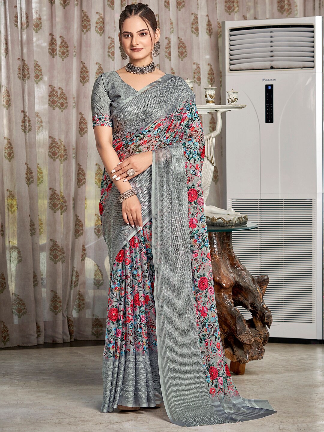 

Vishudh Floral Printed Saree, Grey