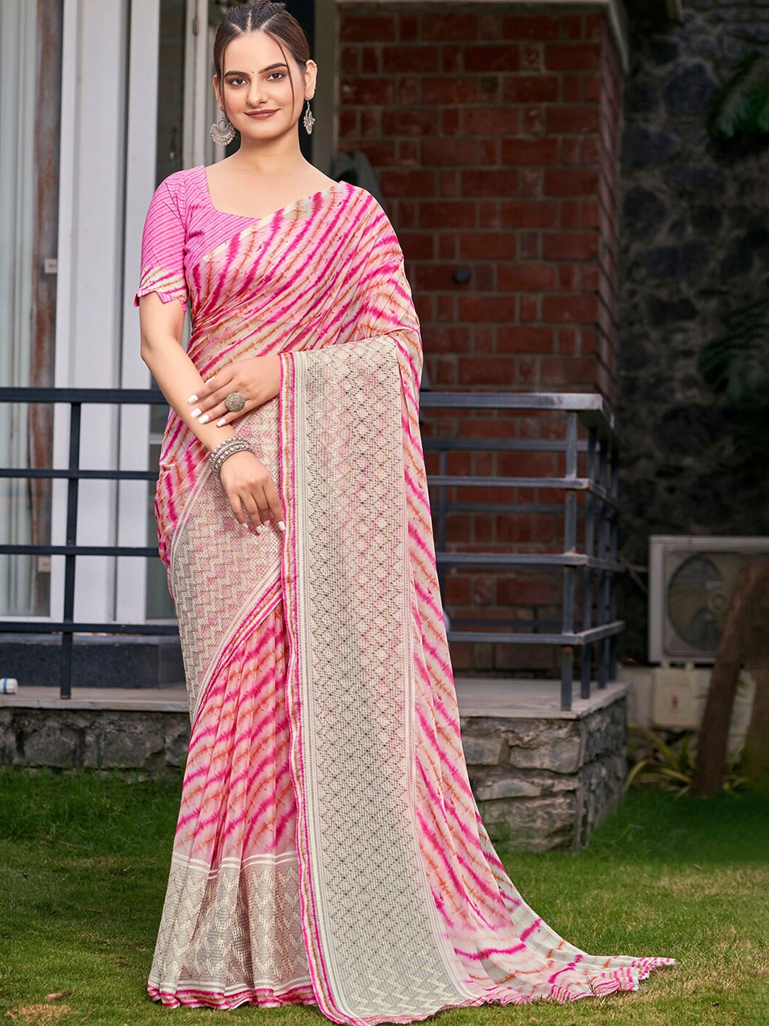 

Vishudh Leheriya Printed Saree, Beige