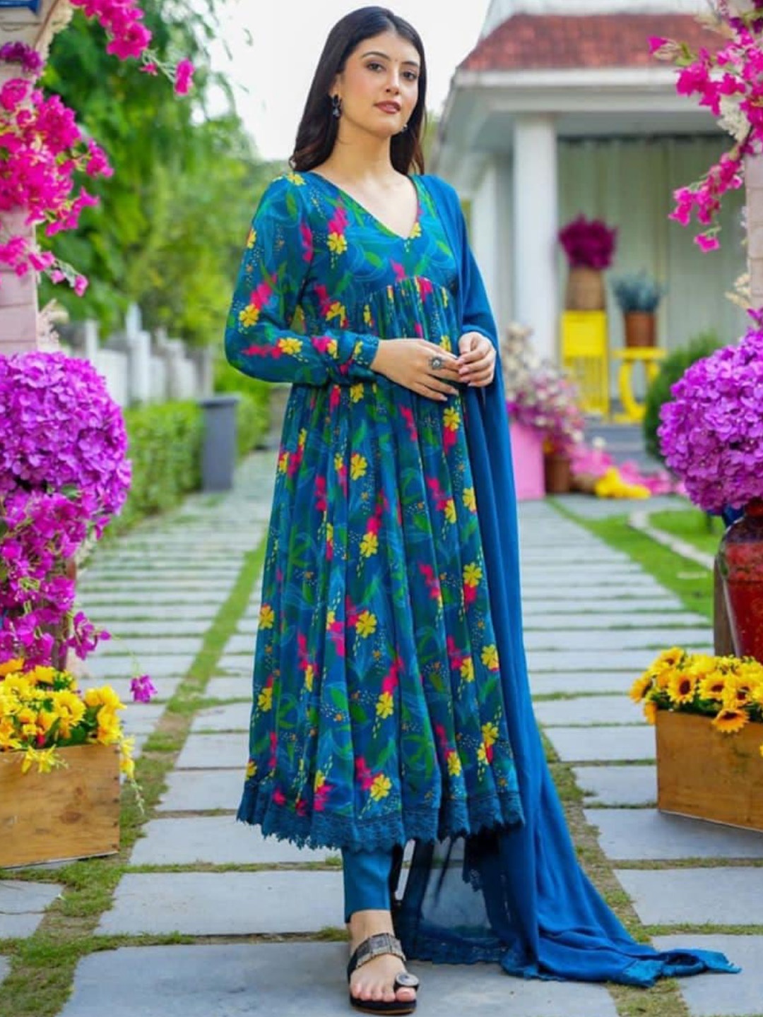 

PERFECTBLUE Floral Printed Kurta With Trousers & Dupatta, Blue
