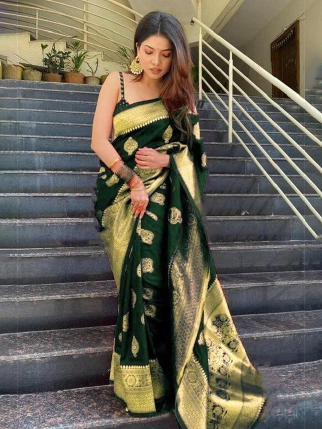 

Yashika Woven Design Ethnic Motifs Zari Kanjeevaram Saree, Green