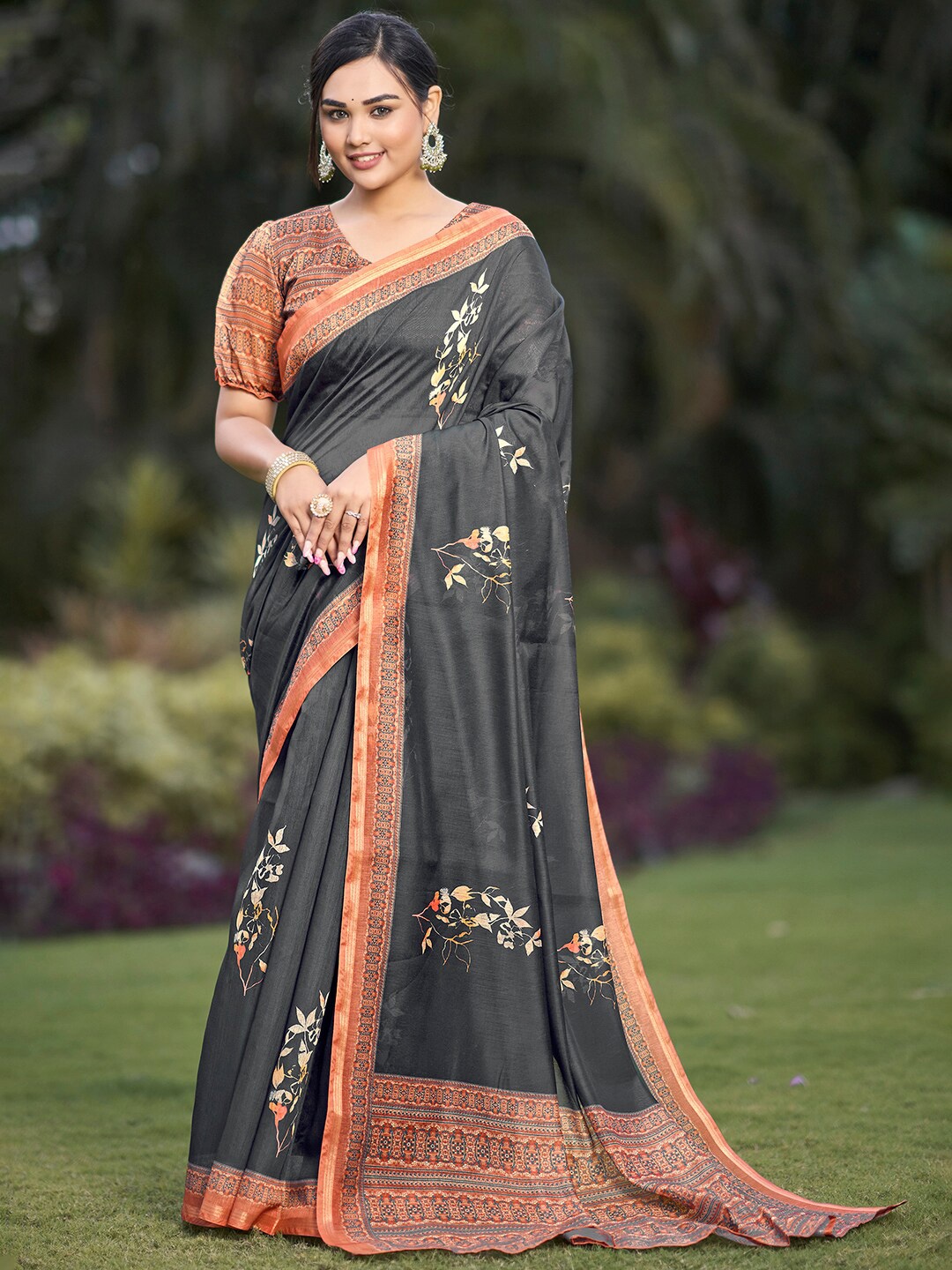 

Vishudh Floral Printed Saree, Black