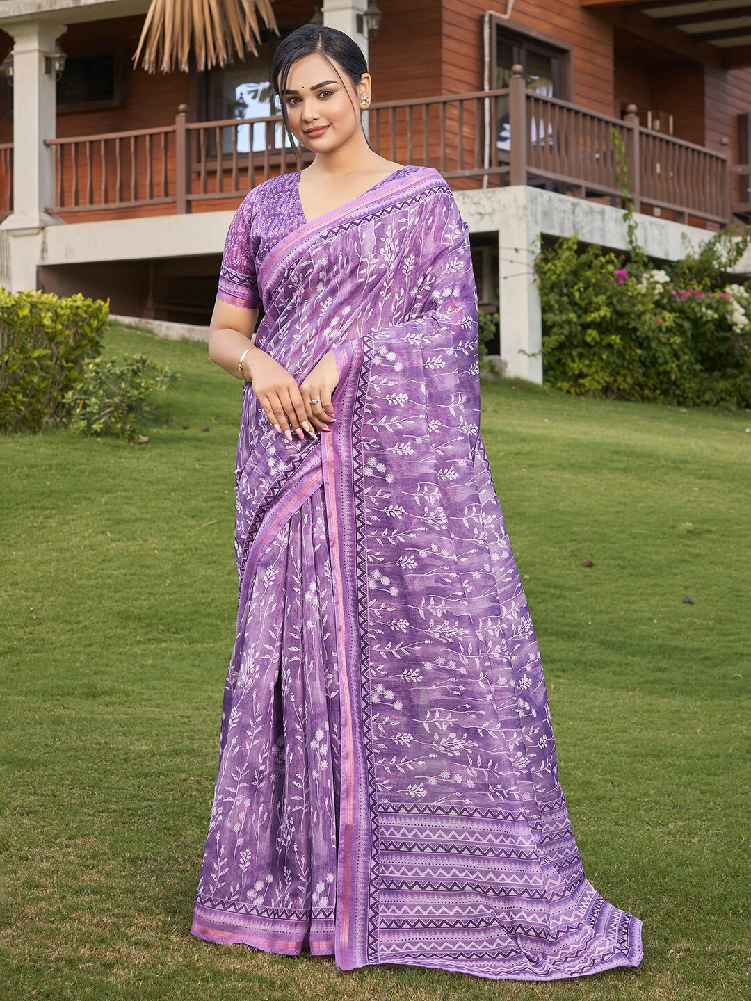 

Vishudh Floral Printed Zari Saree, Purple