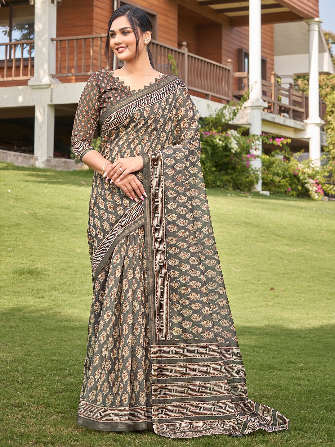 

Vishudh Floral Printed Zari Saree, Grey