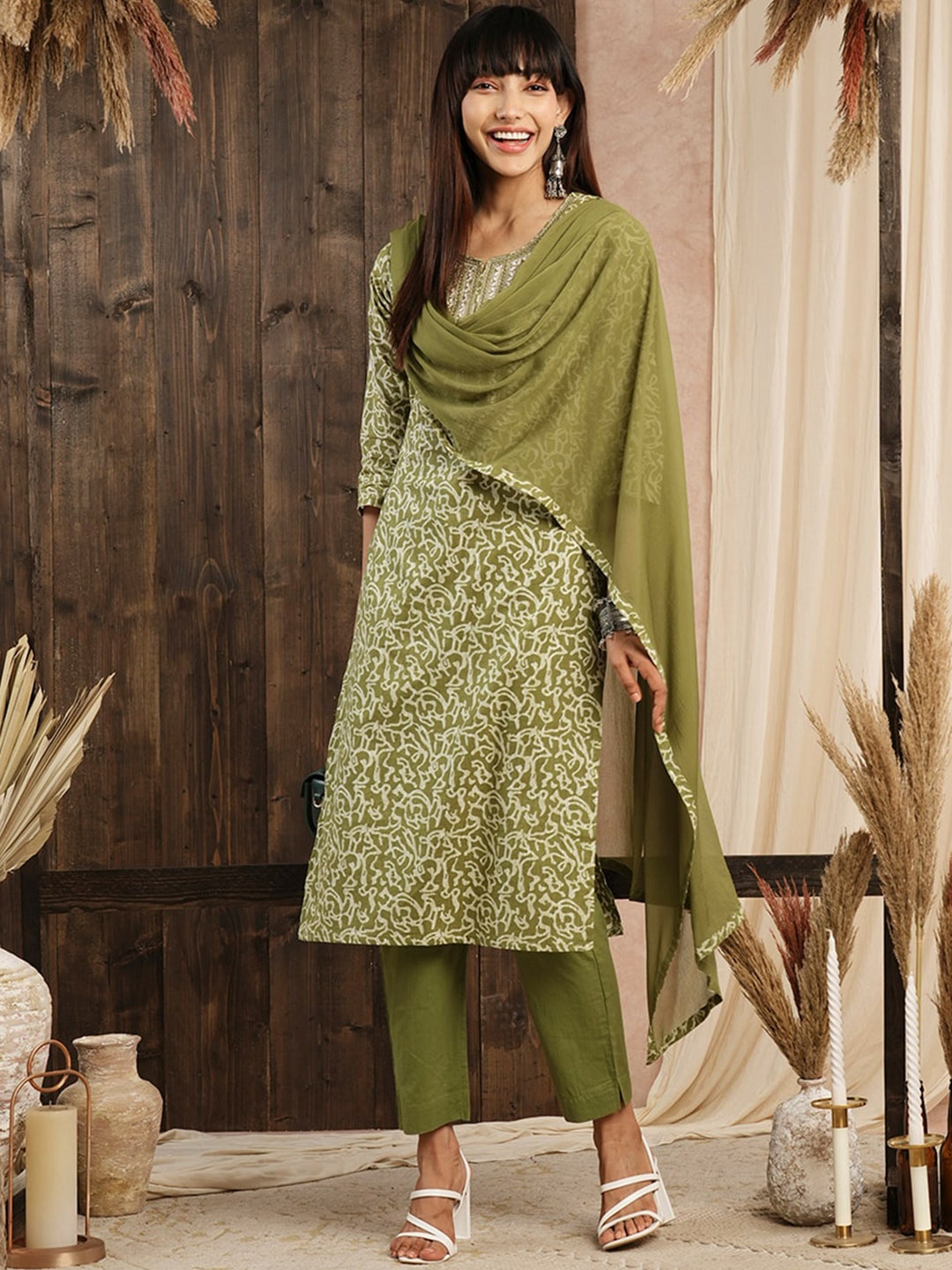 

ODETTE Floral Printed Regular Straight Kurta With Trousers & Dupatta, Green