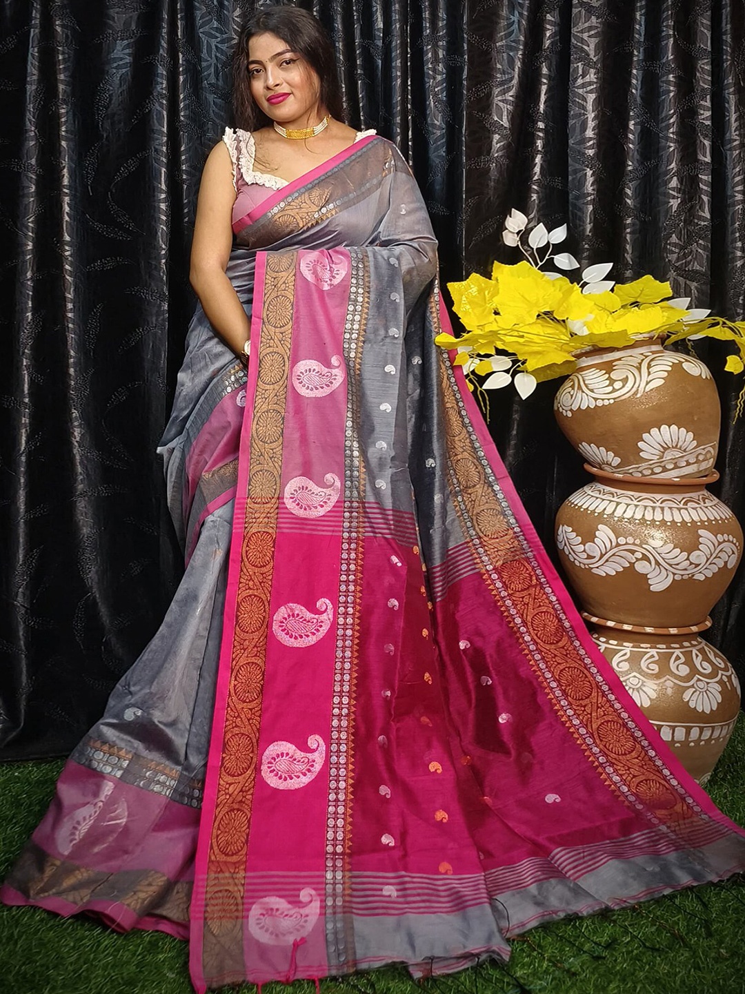 

ODETTE Ethnic Motifs Woven Design Zari Saree, Grey
