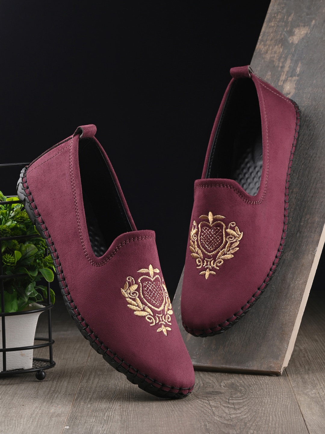 

HERE&NOW Men Embellished Lightweight Mojaris, Maroon