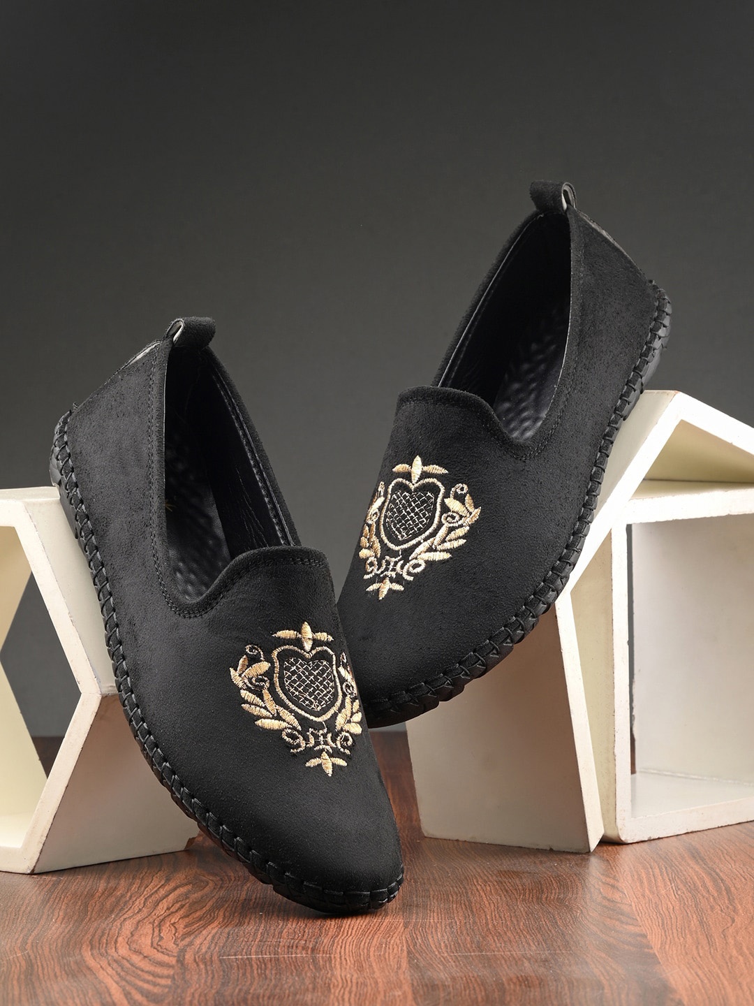 

HERE&NOW Men Embellished Lightweight Mojaris, Black