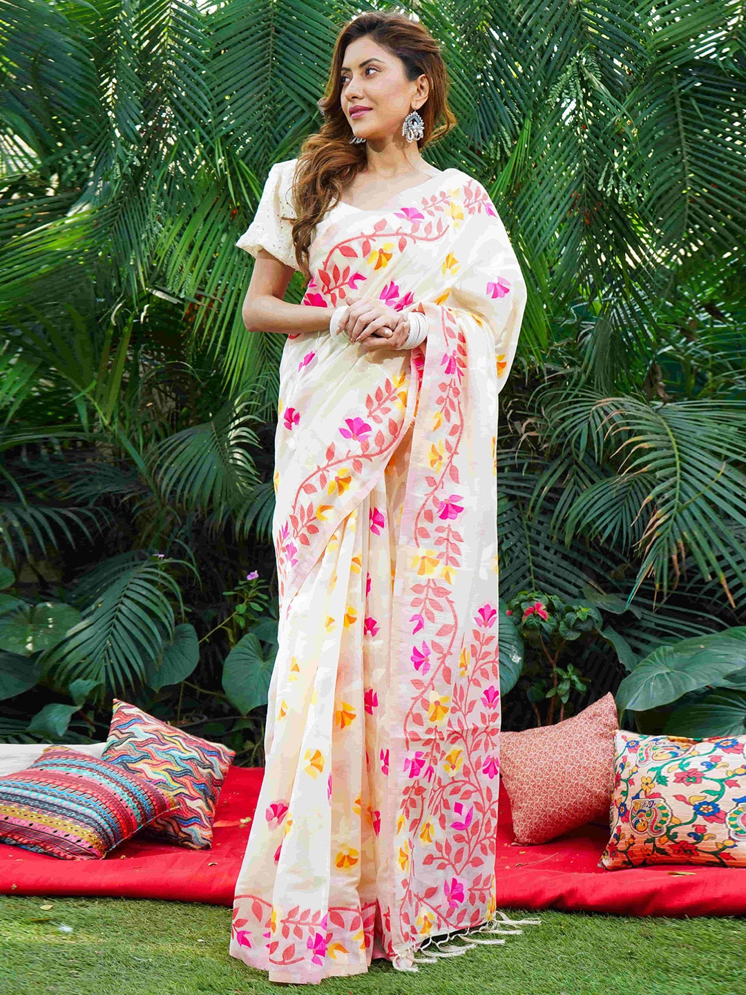 

BEATITUDE Floral Woven Design Pure Cotton Saree, Off white