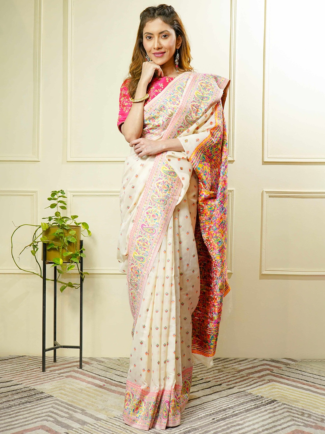 

BEATITUDE Floral Printed Saree, Off white