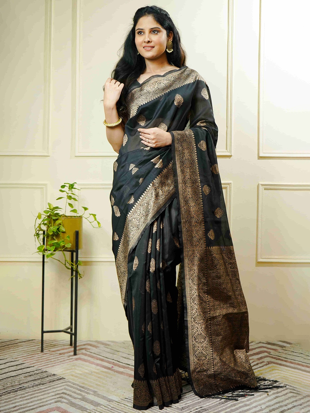 

BEATITUDE Woven Design Zari Silk Blend Saree, Black