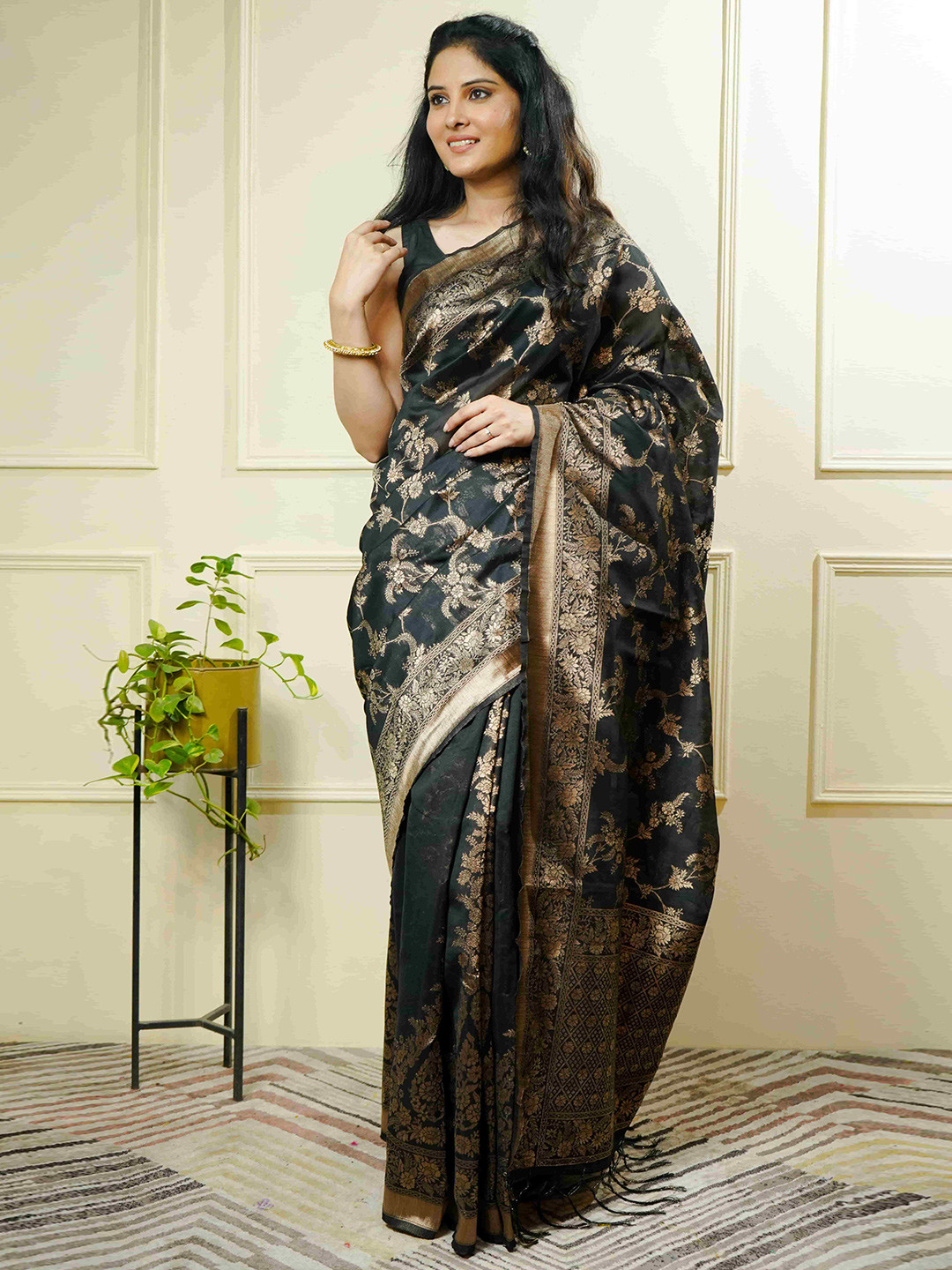 

BEATITUDE Ethnic Woven Design Zari Saree, Black