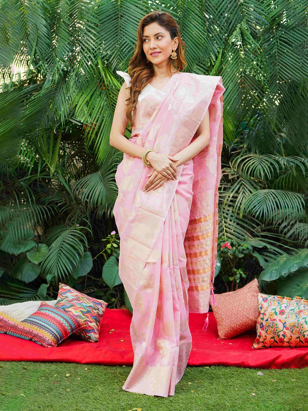 

BEATITUDE Ethnic Motif Woven Design Zari Saree, Pink