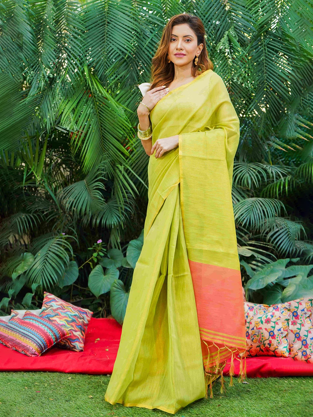 

BEATITUDE Woven Design Zari Saree, Green