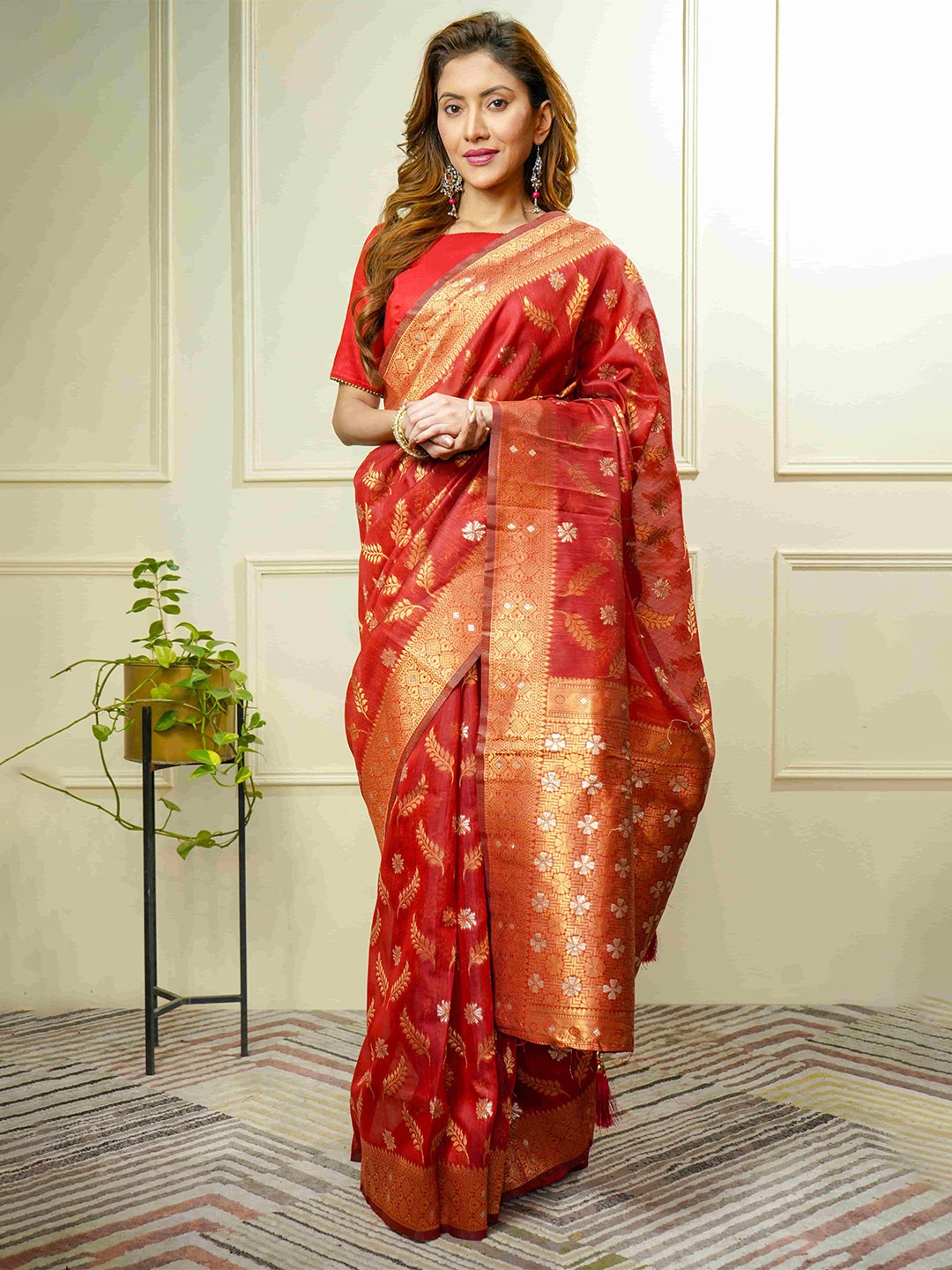 

BEATITUDE Floral Woven Design Zari Saree, Maroon