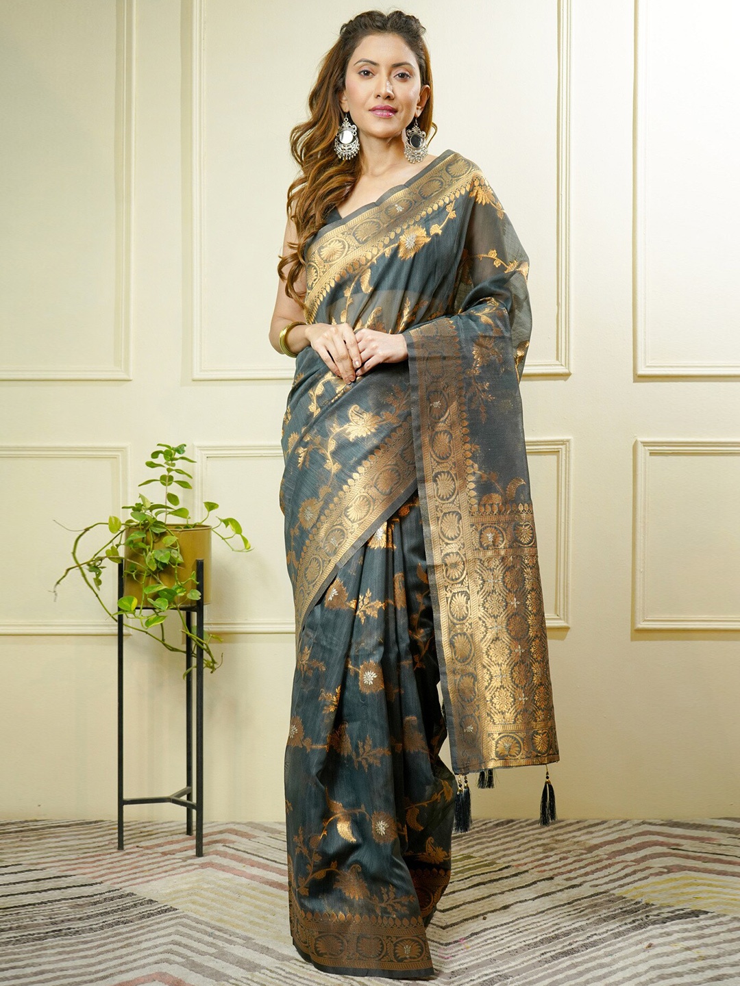 

BEATITUDE Woven Design Zari Saree, Grey