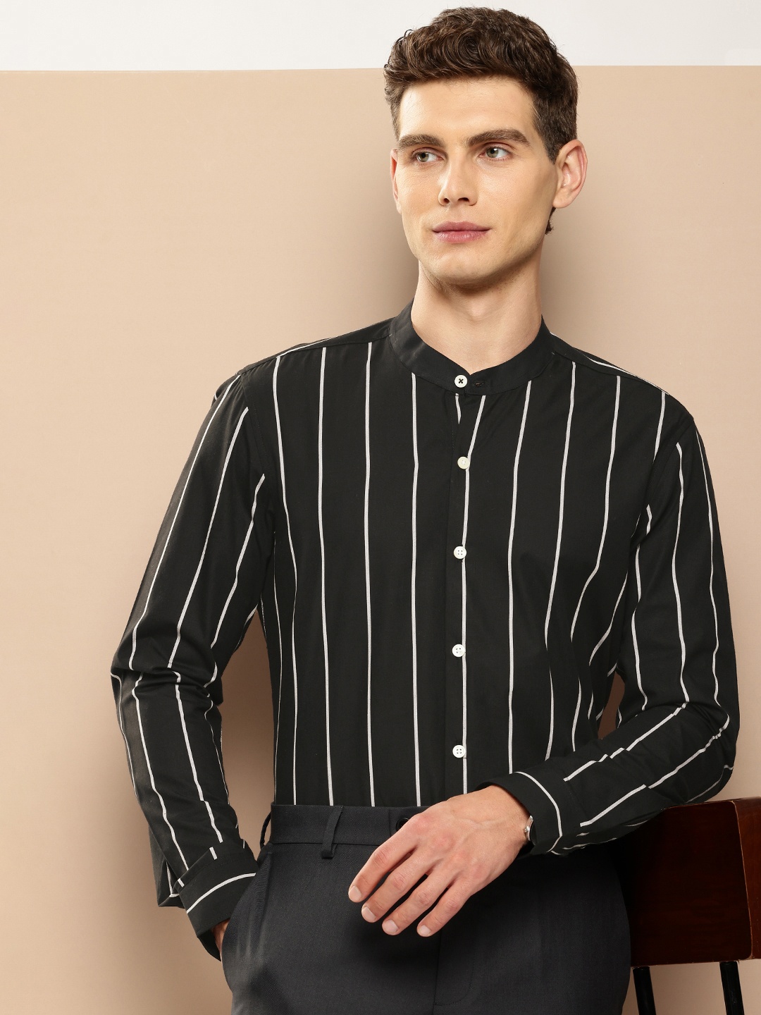 

INVICTUS Men Striped Formal Shirt, Black