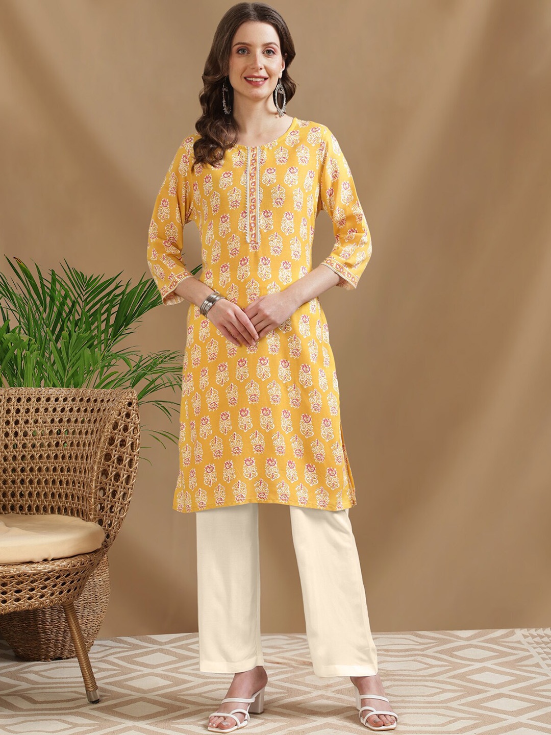

Rangita Floral Printed Regular Gotta Patti Kurta With Trouser, Yellow