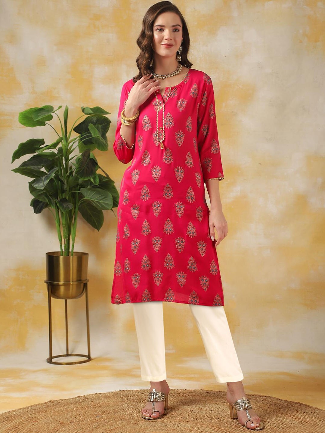 

Rangita Floral Printed Regular Kurta With Trousers, Pink