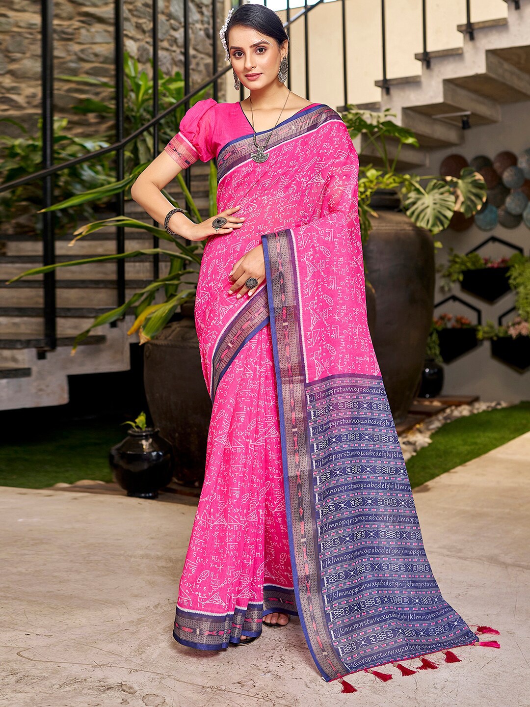 

Mitera Abstract Printed Zari Saree, Pink