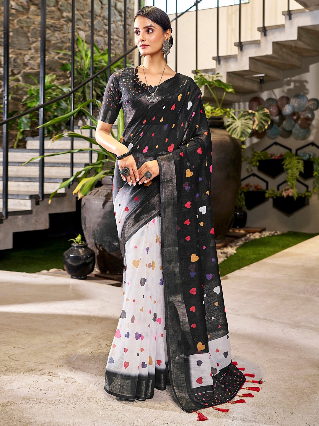 

Mitera Geometric Printed Zari Saree, Black