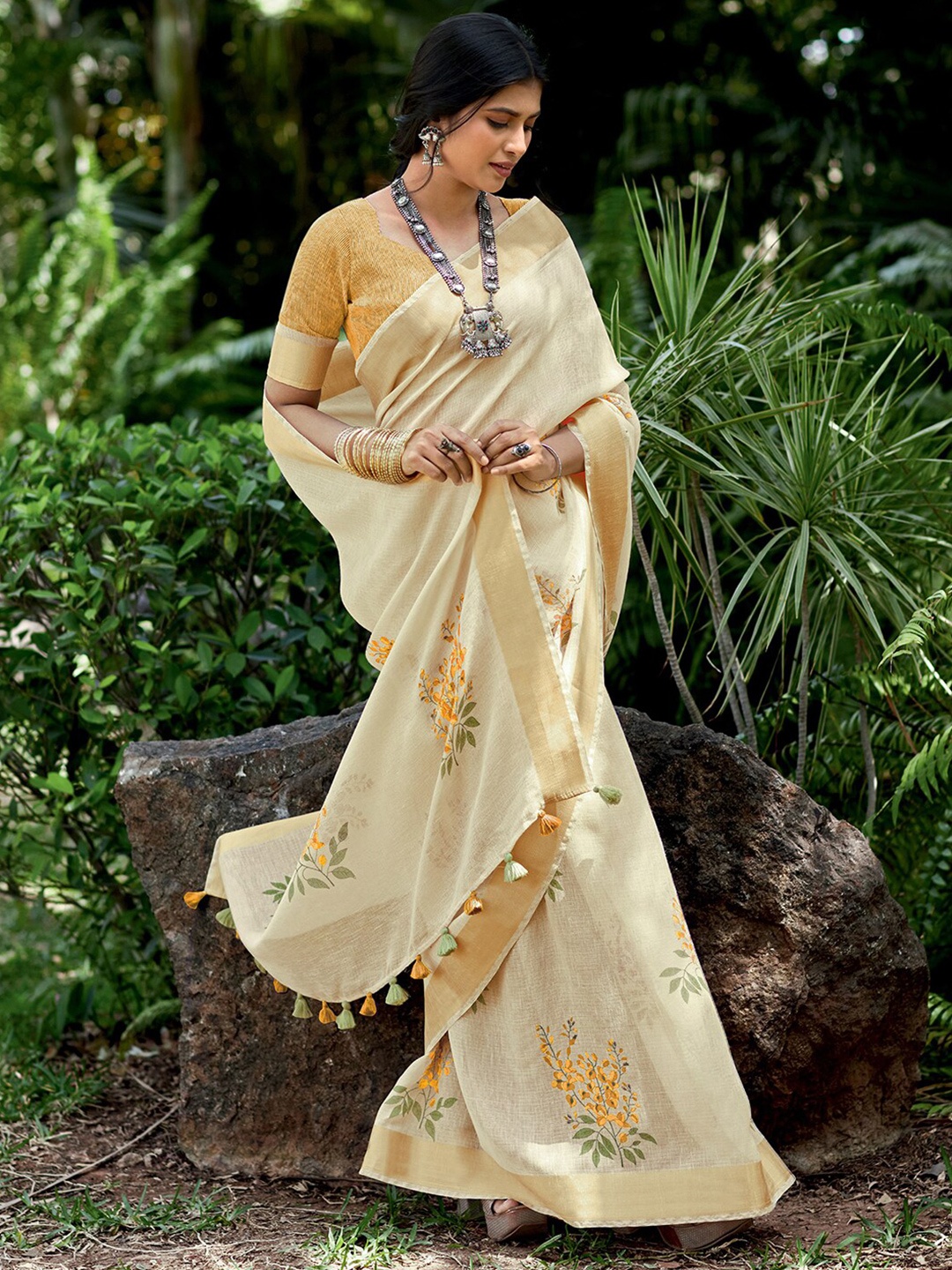 

Satrani Floral Zari Designer Kasavu Saree, Cream