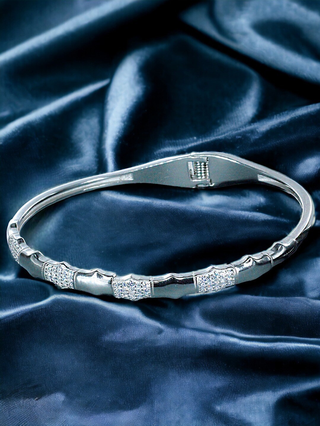 

Taraash 925 Sterling Silver Cubic zirconia-Studded Bangle