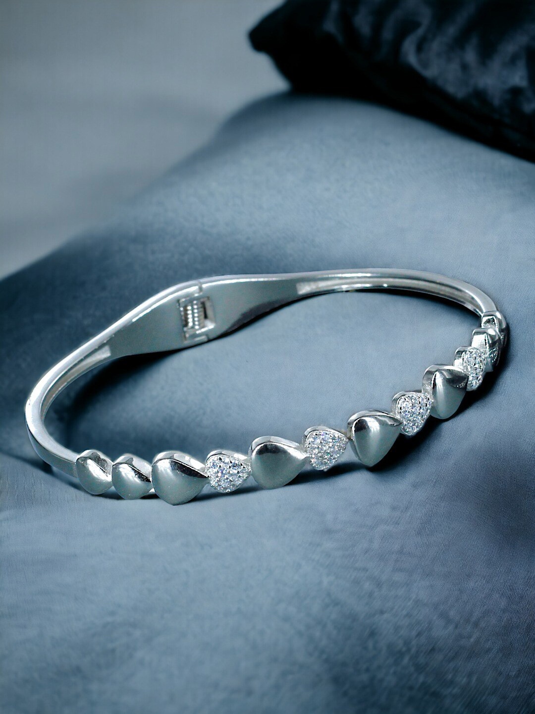 

Taraash 925 Sterling Silver Cubic zirconia-Studded Bangle