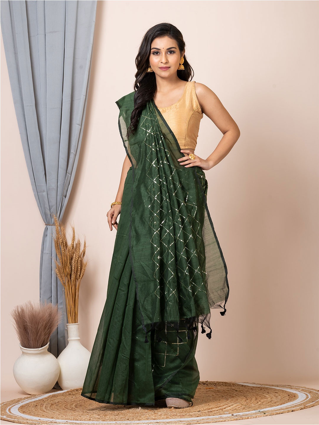 

Laa Calcutta Embellished Sequinned Saree, Green