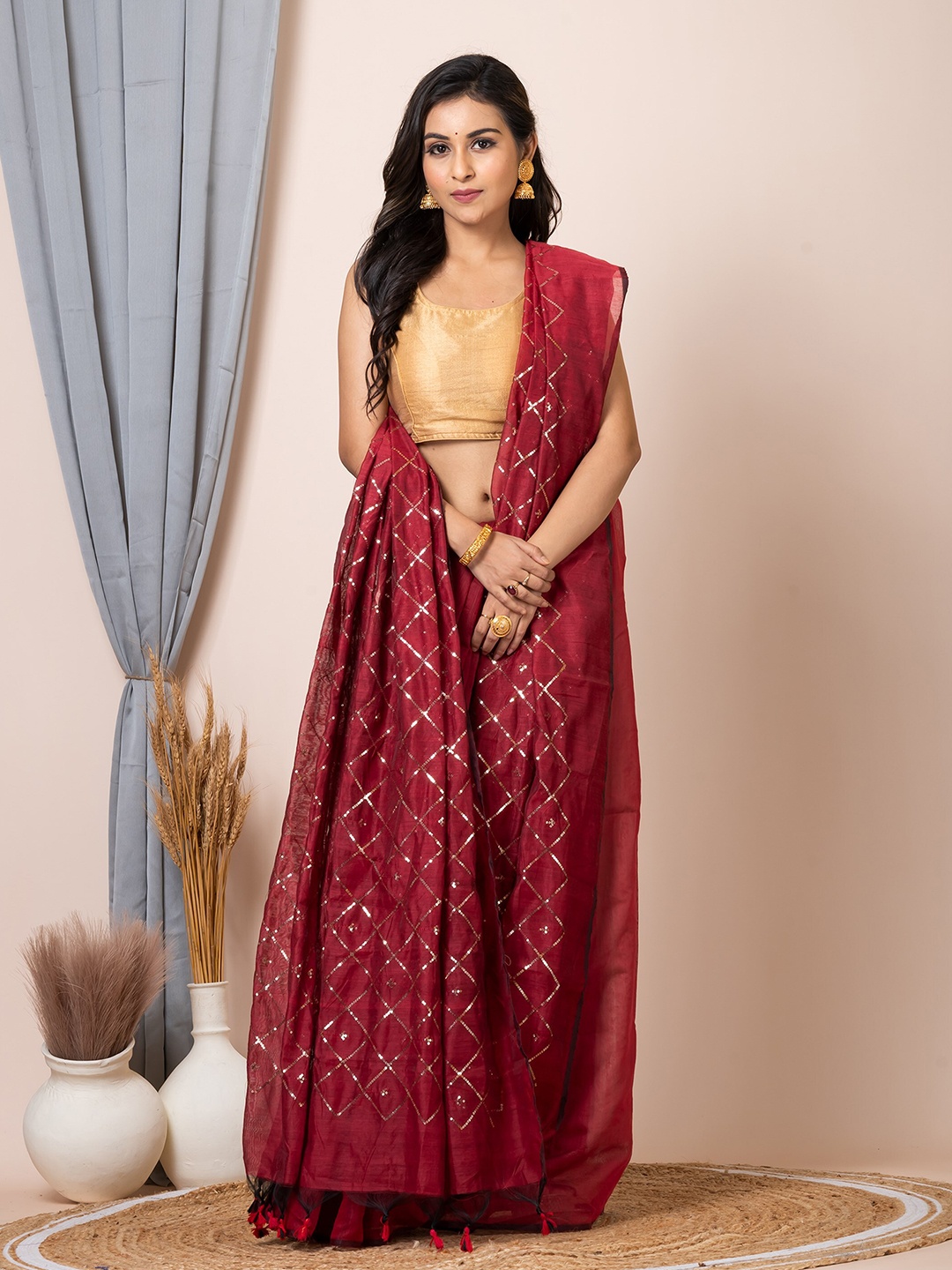 

Laa Calcutta Embellished Sequinned Saree, Maroon