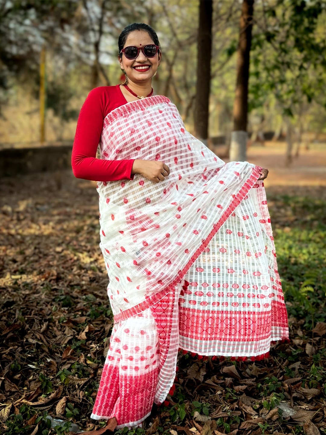 

Apaapi Threads of glory Ethnic Motifs Checked Silk Cotton Mekhela Chador Saree, White