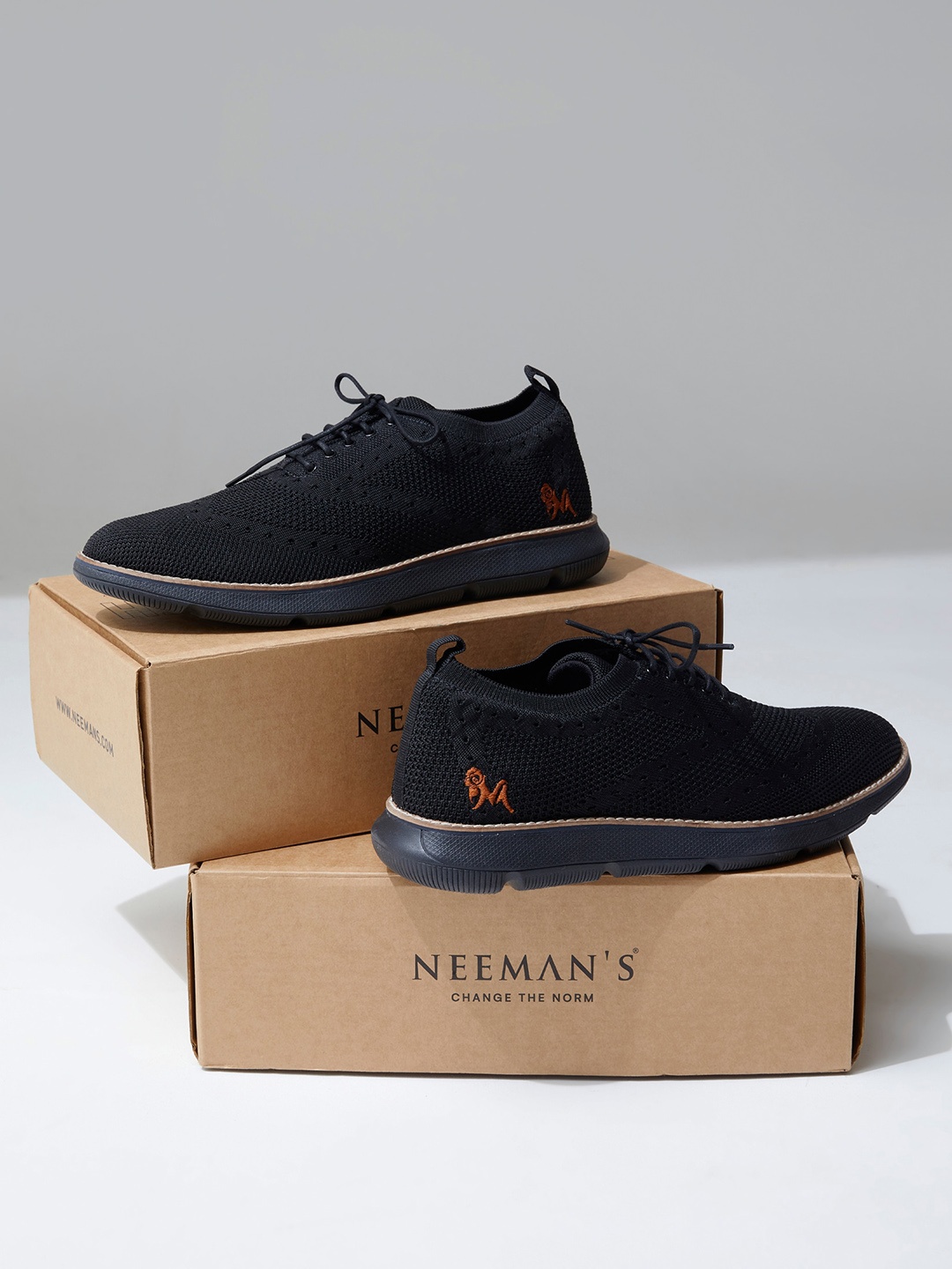 

NEEMANS Men Textured Round Toe Lightweight Mesh Sneakers, Black