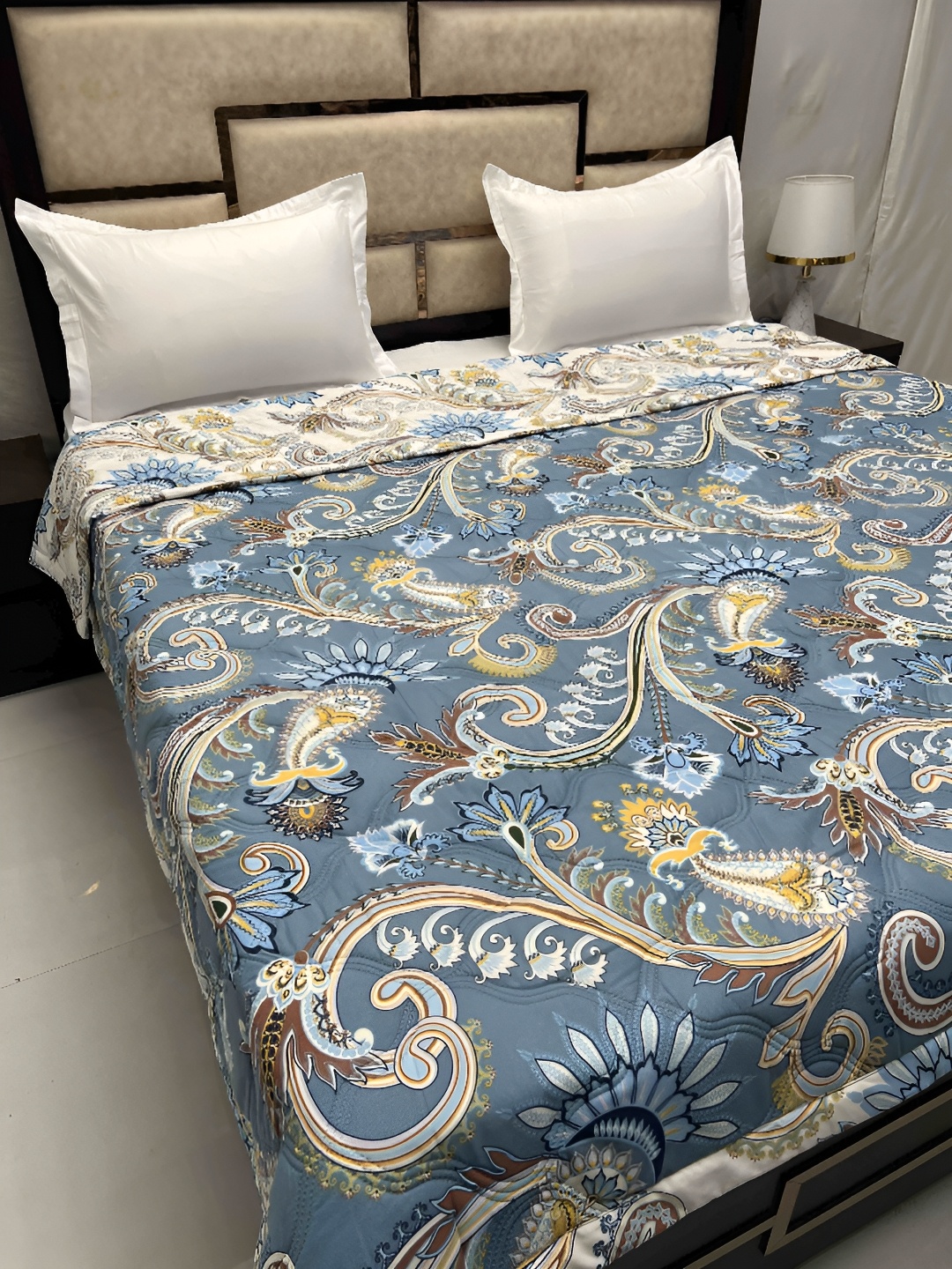 

Pure Decor Blue & White Ethnic Motifs AC Room 233 GSM Double Bed Comforter