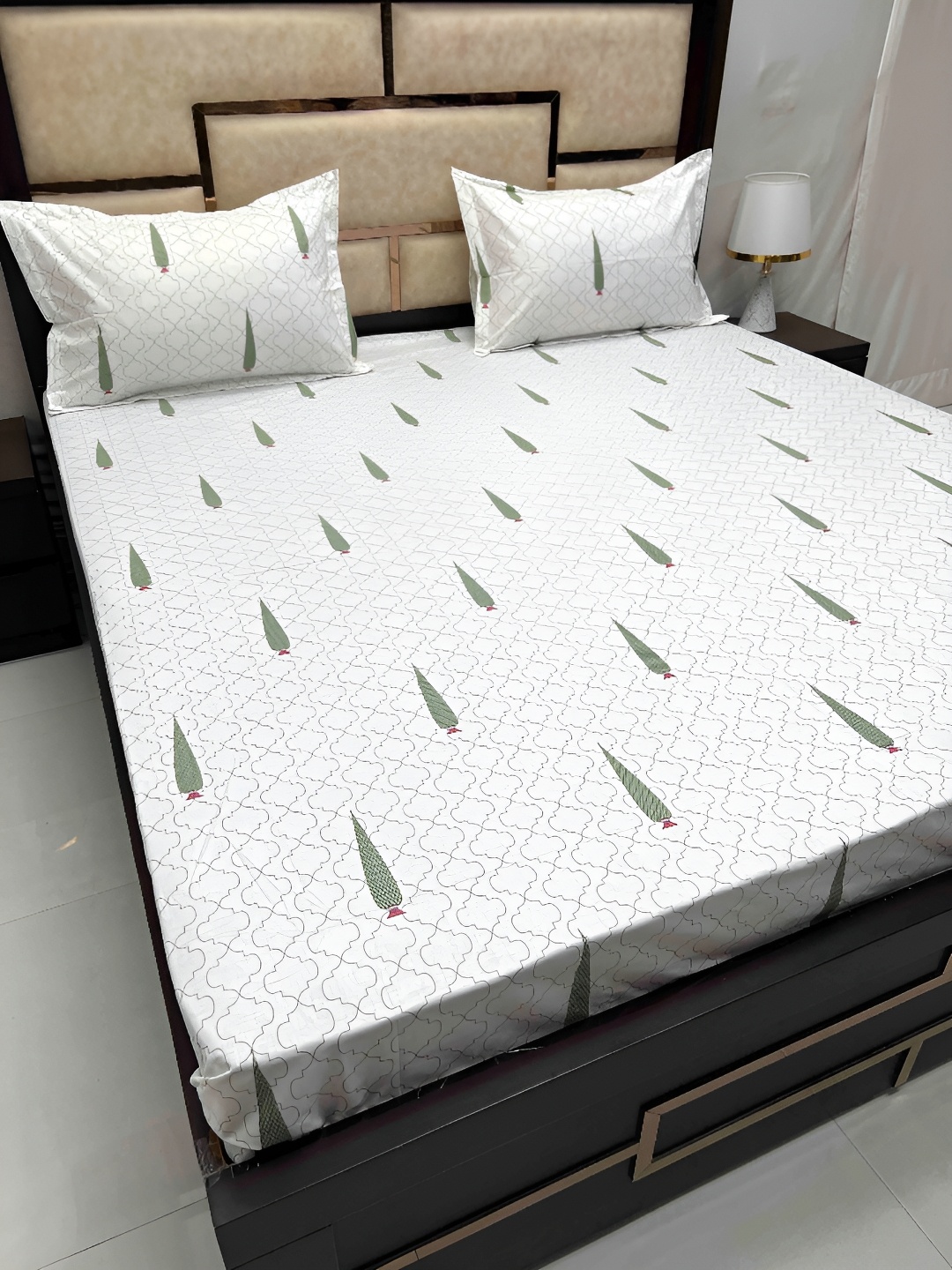 

Pure Decor White & Green Printed Cotton 380TC King Bedsheet with 2 Pillow Covers