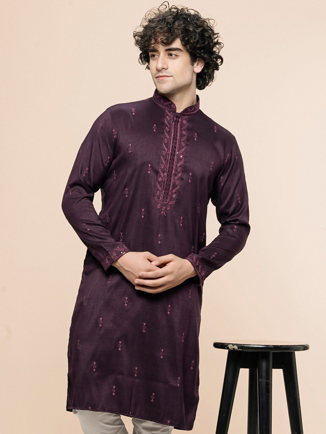 

MAAHI FABS Men Ethnic Motifs Embroidered Mandarin Collar Straight Kurta, Purple