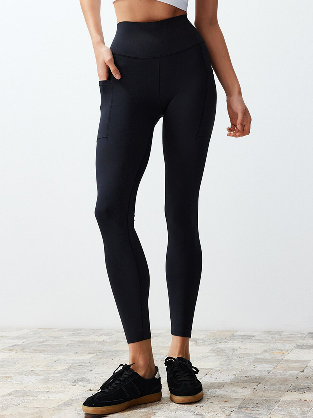 

Trendyol Regular-Fit Ankle Length Sports Tights, Black