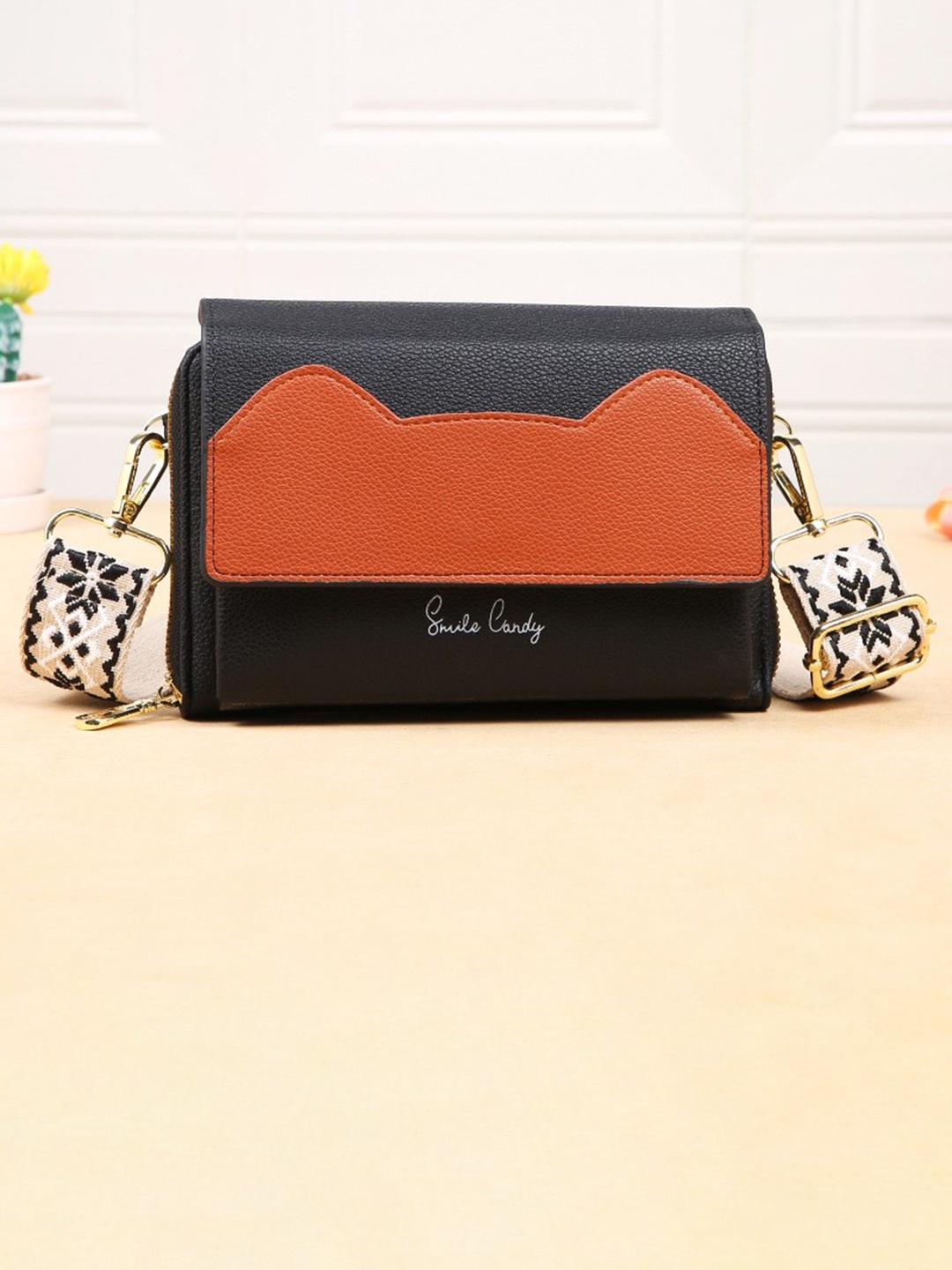 

Diva Dale Colourblocked Structured Sling Bag, Black