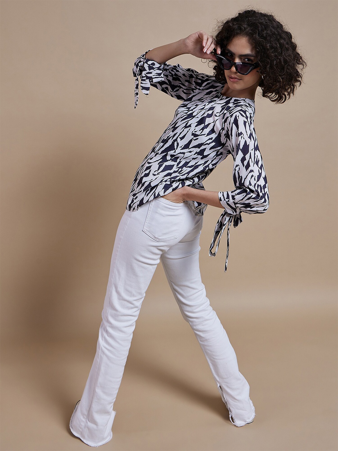 

The Roadster Lifestyle Co Black & white Abstract Printed Blouson Tops