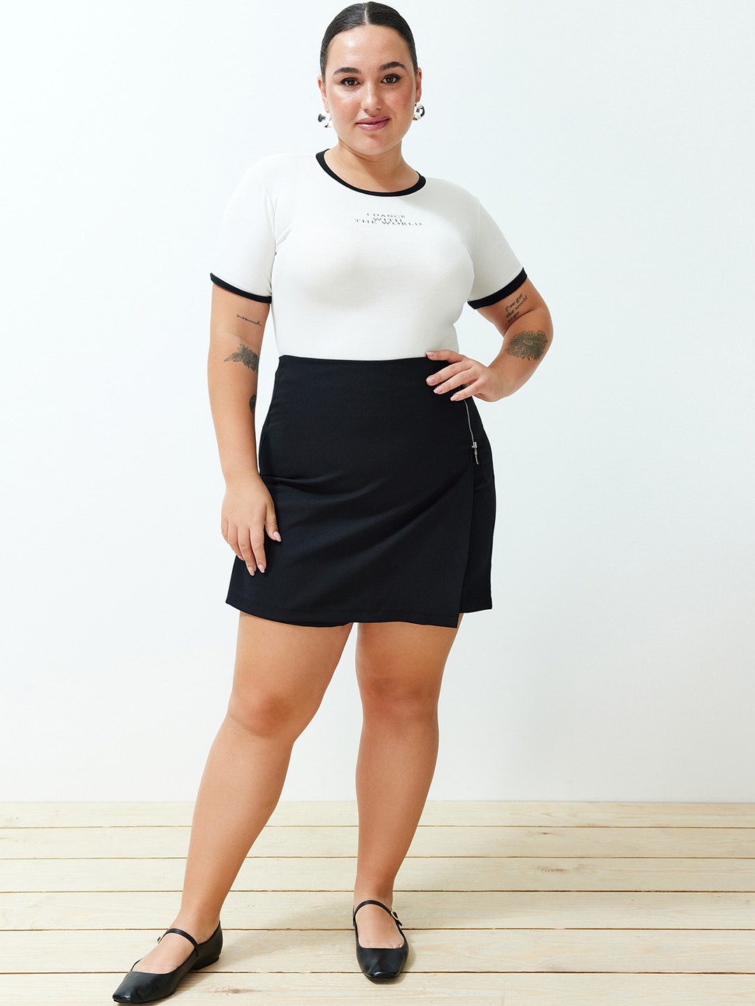 

Trendyol Plus Size Mid-Rise Straight Mini Skorts, Black