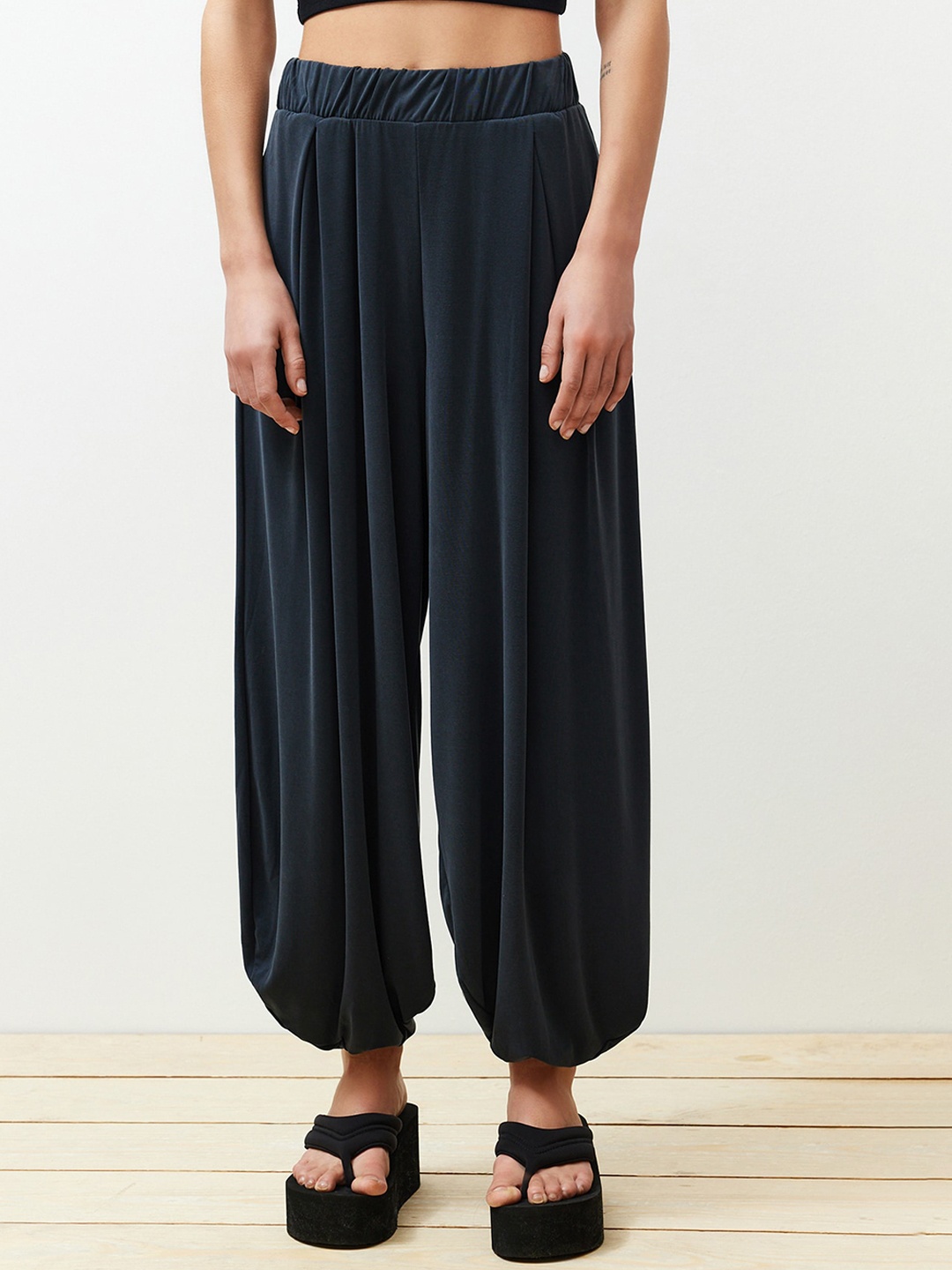 

Trendyol Women Regular Fit Mid-Rise Parallel Pleated Trousers, Black