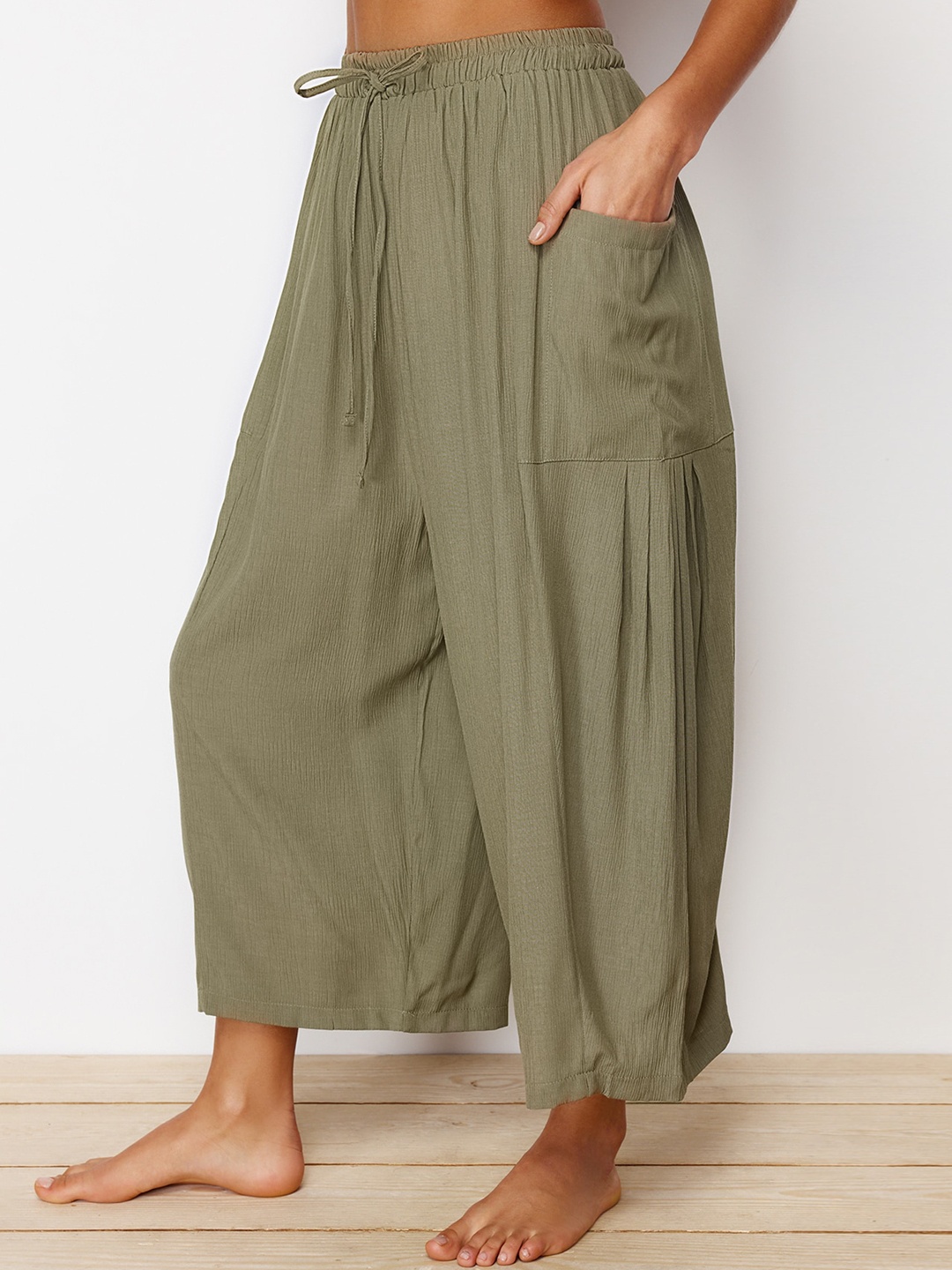 

Trendyol Women Regular Fit Mid-Rise Culottes Trousers, Khaki