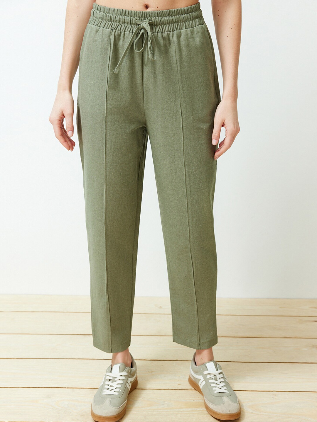 

Trendyol Women Mid-Rise Regular Fit Regular Trouser, Na