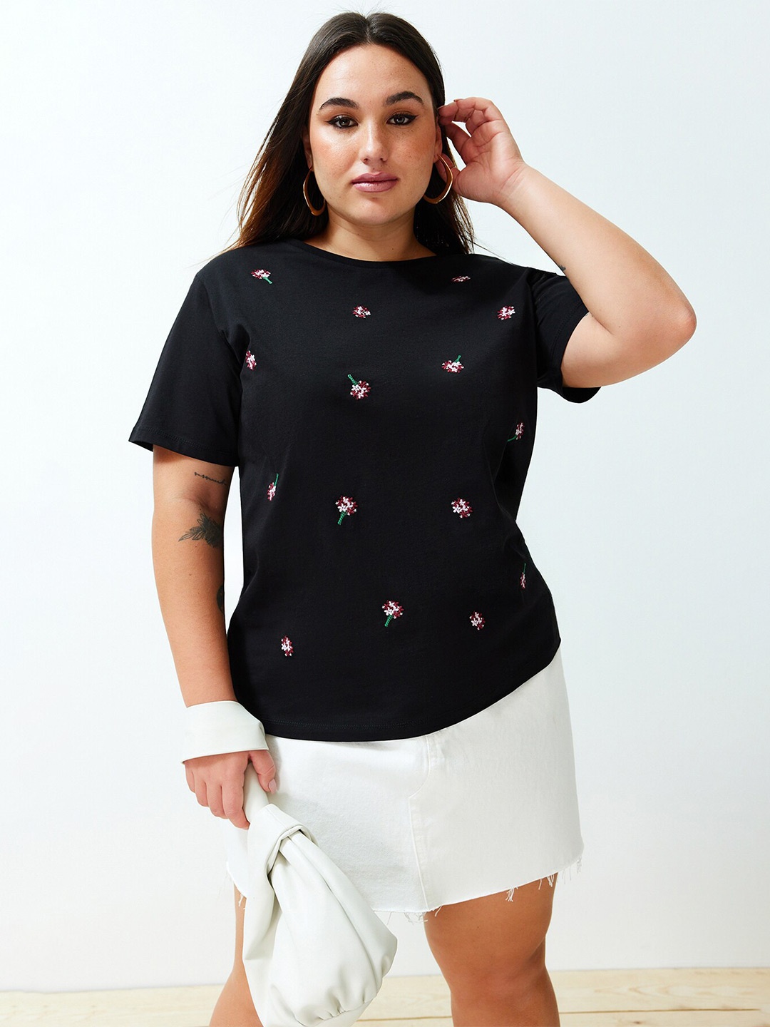 

Trendyol Round Neck Short Sleeves Floral Embroidered Cotton Regular Fit T-shirt, Black