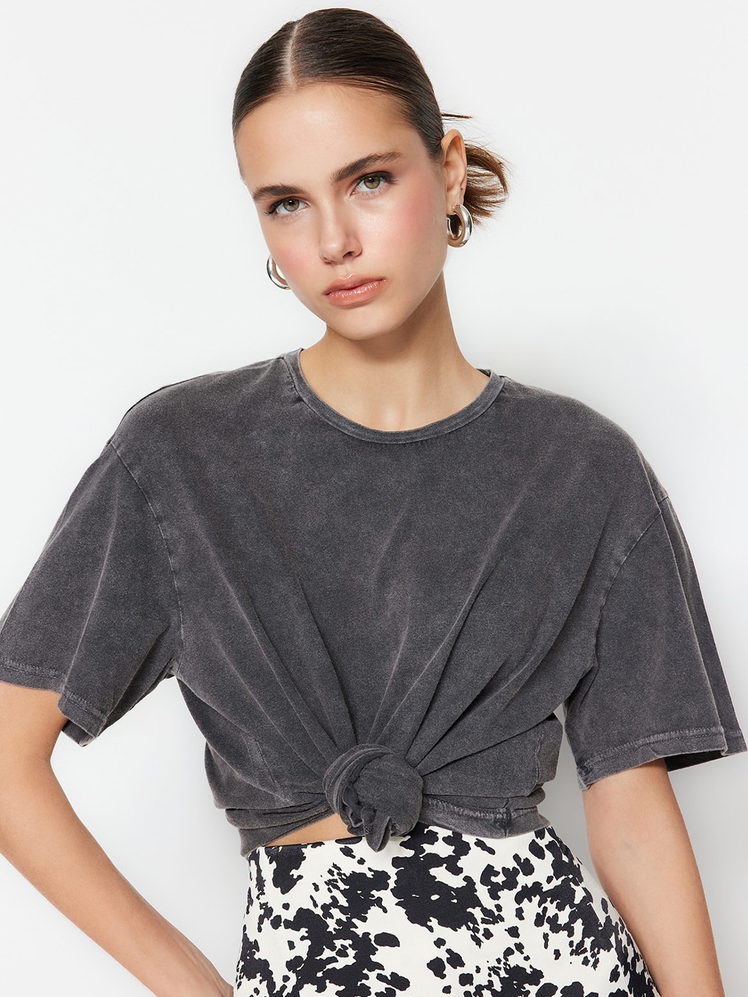 

Trendyol Round Neck Drop-Shoulder Sleeves Cotton Casual T-shirt, Grey