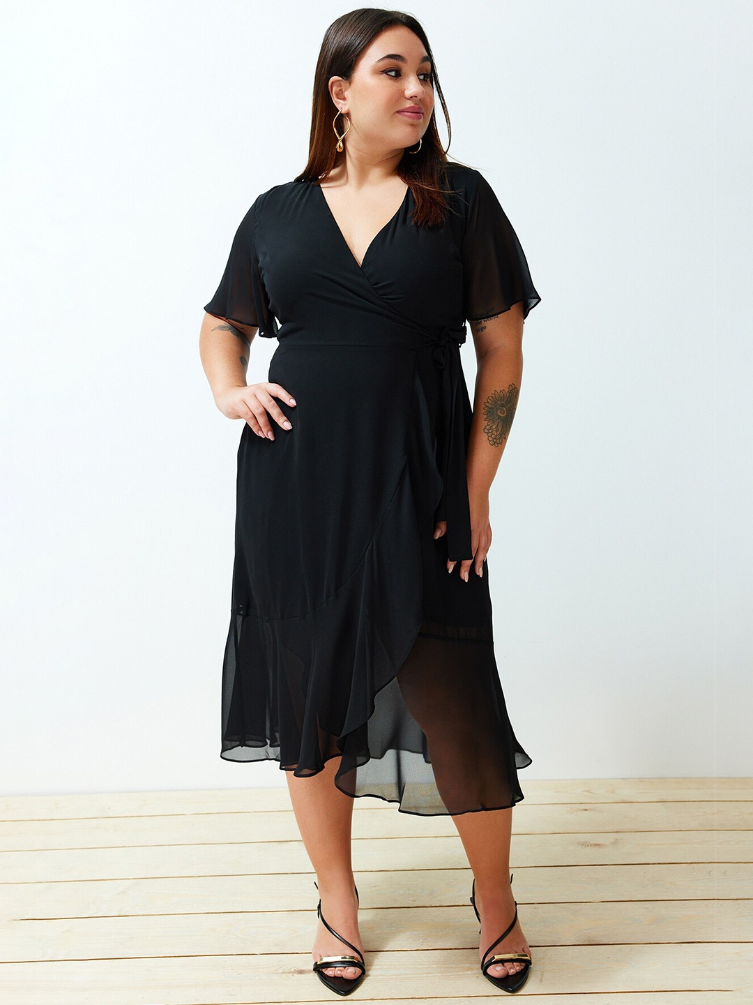 

Trendyol V-Neck Flared Sleeves Tie-Ups Detail Midi Dress, Black