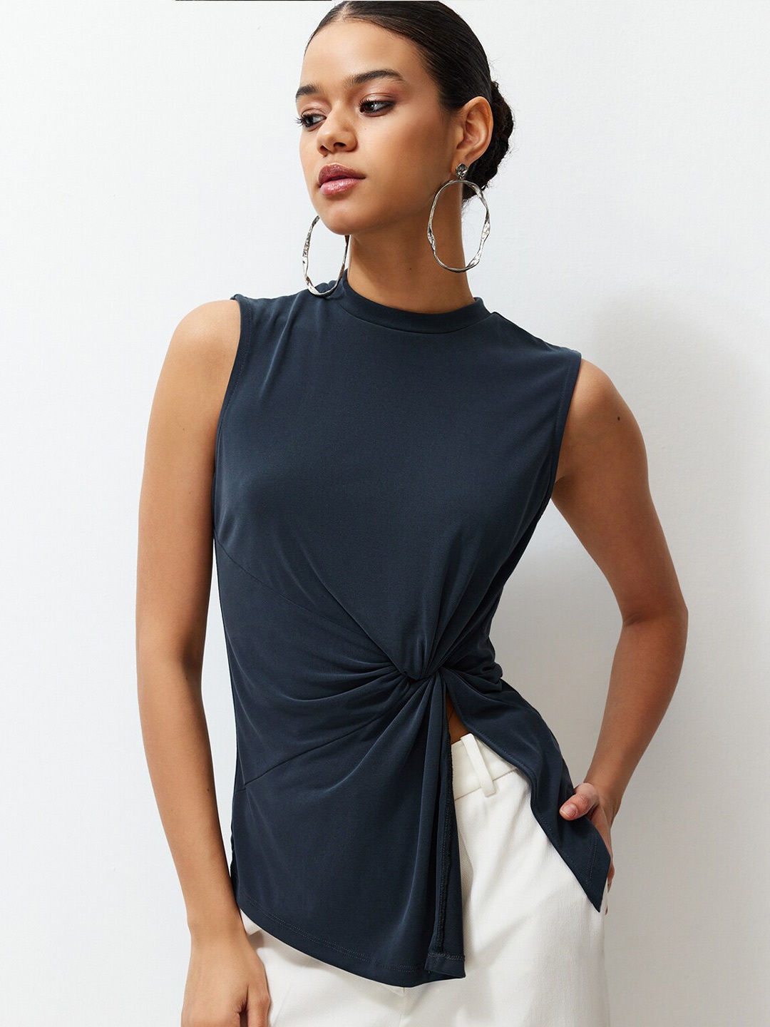 

Trendyol Round Neck Sleeveless Regular Top, Na