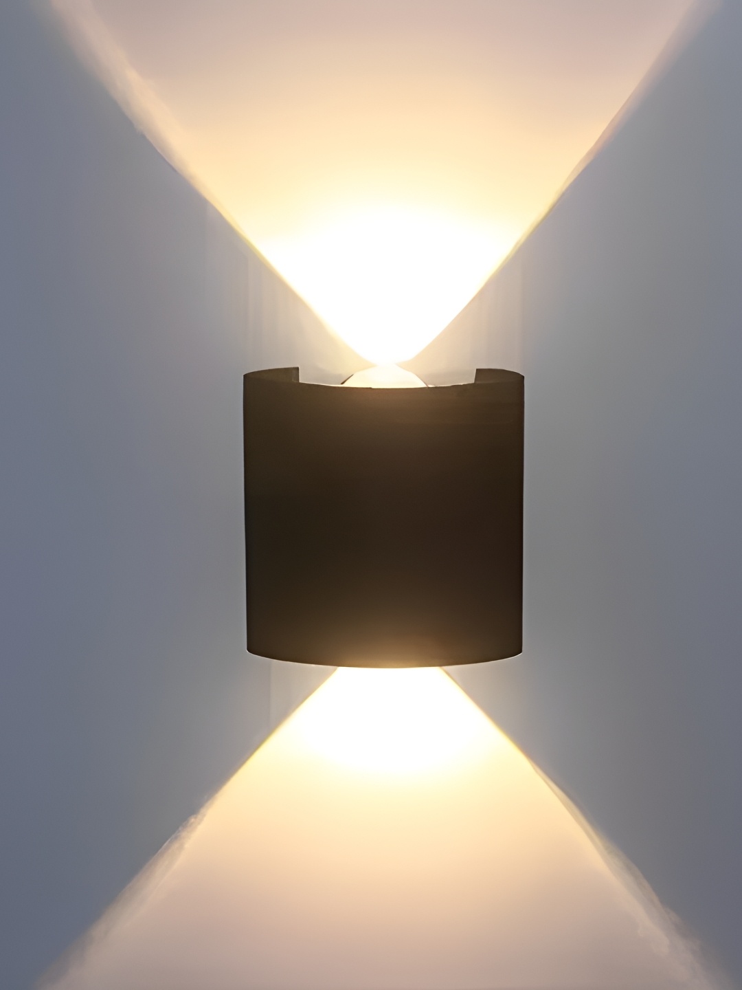 

Whiteray Black & White Metal Quirky Cylinder Shaped Wall Lamp