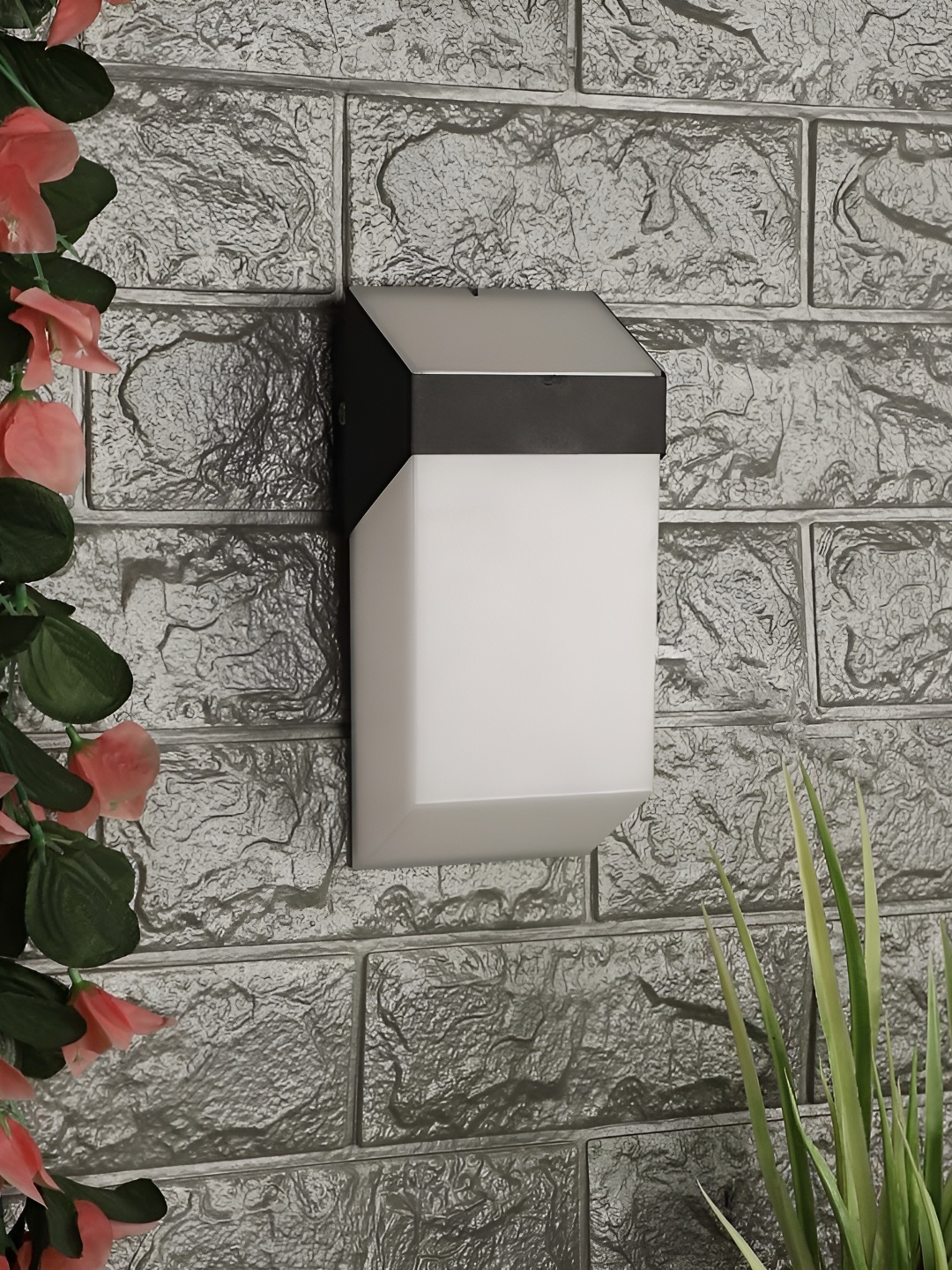 

Whiteray Black & White Aluminium Contemporary Rectangle Shaped Wall Lamp