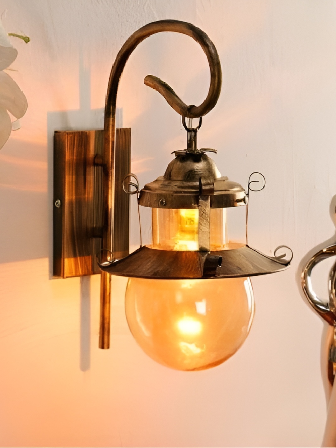 

Whiteray Gold-Toned Textured Metal Traditional Abstract Shaped Shaped Wall Lamp