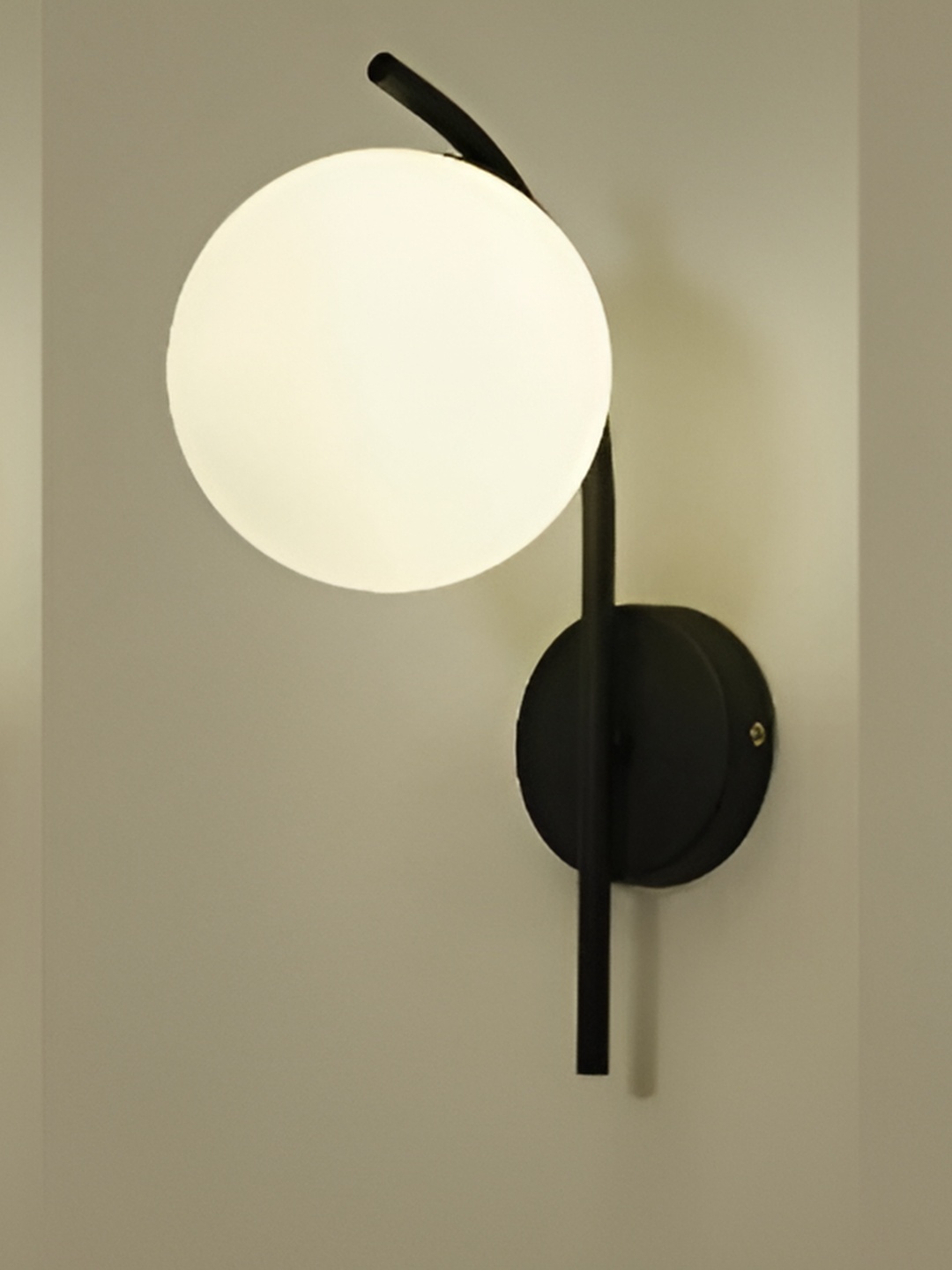 

Whiteray Black Metal Traditional Spherical Shaped Wall Lamp